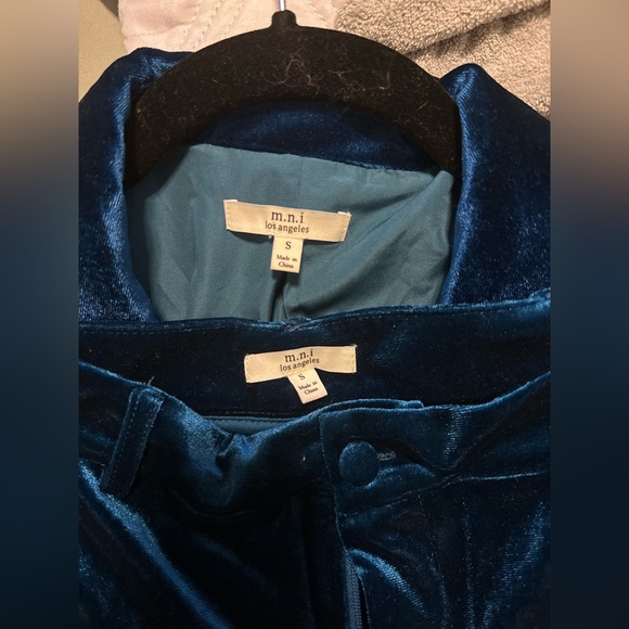 Velvet suit - Picture 5 of 7